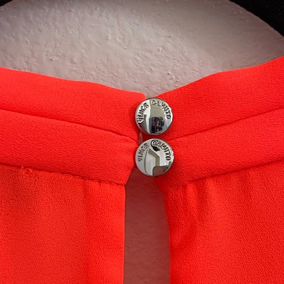 NWT Vince Camuto sleeveless V-neck blouse with pleats IN CORAL color Size Large - Picture 2 of 8